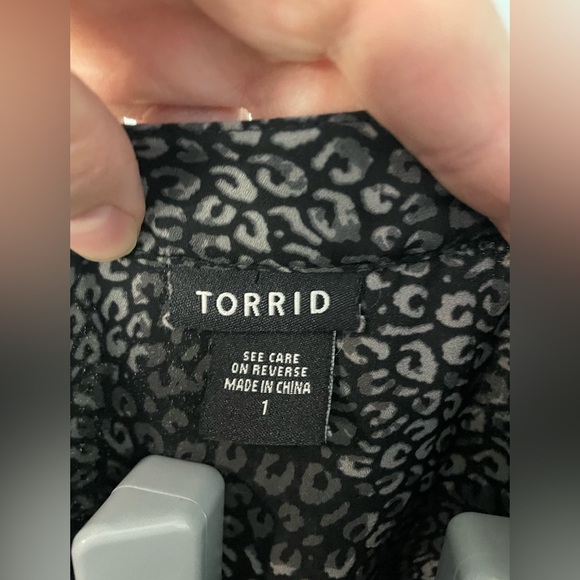Torrid Black and White Patterned Top size 1 - Picture 3 of 10